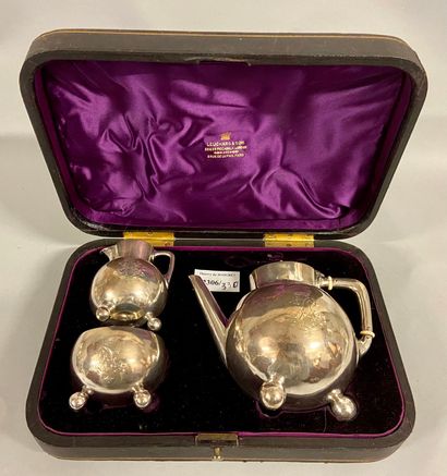 null 
Selfish silver service consisting of a pourer (H: 13 cm), a creamer (H: 8 cm)...