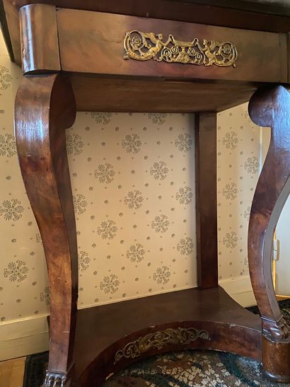 null Small console made of wood and veneer with claw base 

(skip plating) 

Restoration...