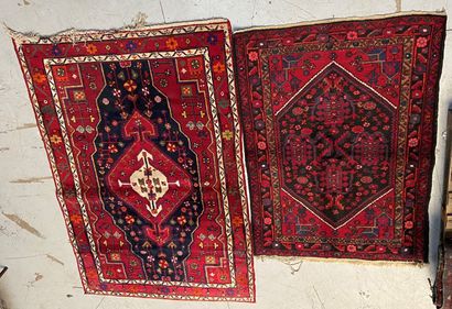 null Deux tapis à décor géométrique sur fond rouge

139 x 209 cm 

114 x 160 cm 

(vendu...