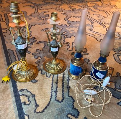 null Set of two pairs of lamps : 

- pair of lamps lined with blue velvet (H: 32...