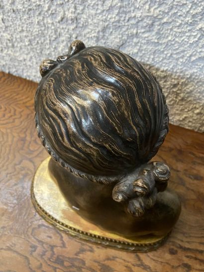 null Buste de jeune fille en terre cuite et socle. 

H : 32 cm

(éclats, accidents,...