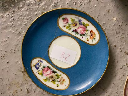 null Porcelain service including 11 tea cups and 10 saucers. 

A dish and 11 dessert...