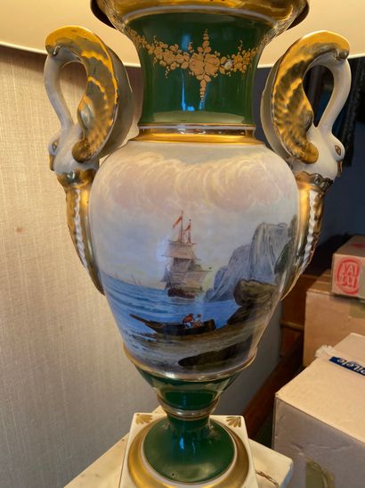 null Vase en porcelaine à décor de cygnes monté en lampe 

Style Empire 

H: 46 cm...