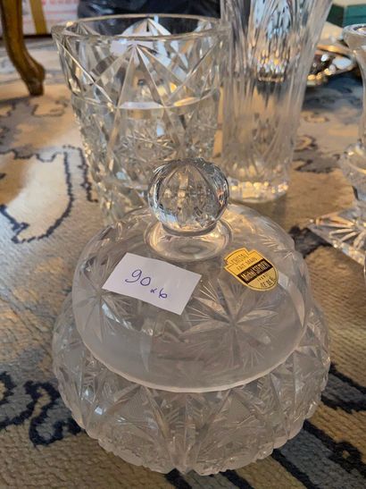 null Lot of glassware including 

two vases, a lighter, a vase on pedestal, a paperweight...