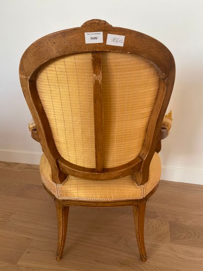 null Paire de fauteuils en bois naturel à décor de fleurettes de style Louis XV,...