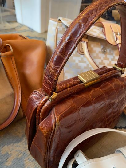 null Lot de sacs vintage dont 

un sac Dior (état moyen), un sac Lancel (état moyen),...