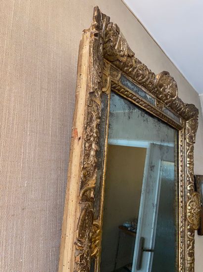 null Miroir à parecloses à décor de lambrequins 

83,5 x 70 cm

(vendu en l'état...