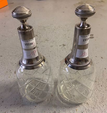 null Pair of decanters mounted in silver, minerva punch

H: 26 cm 

PB: approx. 1240...