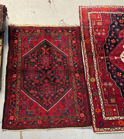 null Deux tapis à décor géométrique sur fond rouge

139 x 209 cm 

114 x 160 cm 

(vendu...