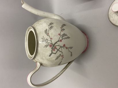 null Théière, pot à lait, sucrier en porcelaine à décor de couple dansant

LIMOGES....