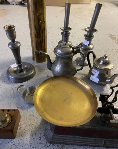 null Lot of various pewter. 

A scale and its weights are attached.

(sold as is...