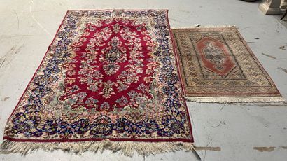 null Ensemble de deux tapis, l'un à décor floral sur fond rouge et l'autre à décor...