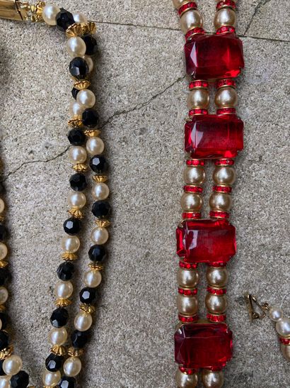 null Deux parures collier- boucles d'oreille, pierres rouges et pierres noires

(vendu...