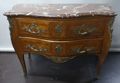 null Commode en bois et placage de bois, de style Louis XV

89 x 124 x 68 cm 

(fentes,...