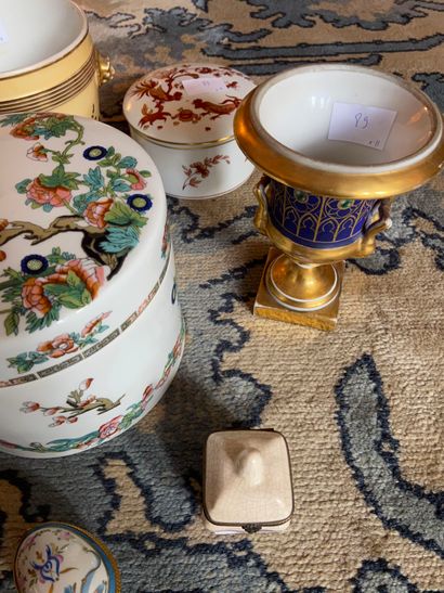 null Batch of various porcelain including : 

Medicis vase, ovoid vase, pot hiding...