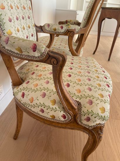 null Pair of Louis XV style armchairs in natural wood with flower decoration trim...