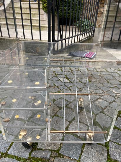 null Deux étagères et une table roulante sur roulettes

(vendu en l'état)

(GARDE-MEUBLE...