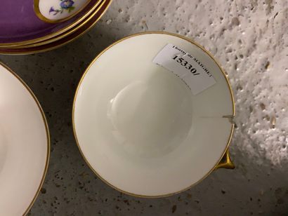 null Porcelain service including 11 tea cups and 10 saucers. 

A dish and 11 dessert...