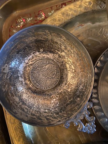 null Strong batch of metal, copper, bronze, pewter including trays (the largest 33.5cm),...