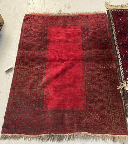 null Deux tapis fond rouge 

158 x 114 cm 

182 x 113 cm 

(usures, salissures, vendu...