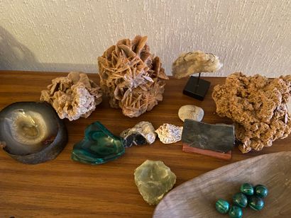 null Lot of various hard stones including malachite, sand roses, sea urchins and...