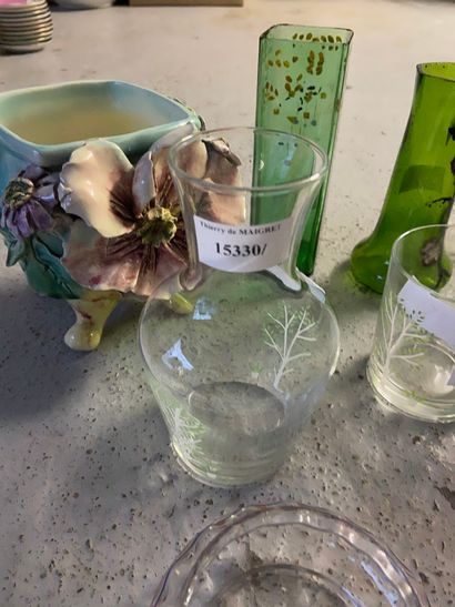 null Lot de verreries, 

On y joint un pot en céramique à décor de fleurs

(vendu...