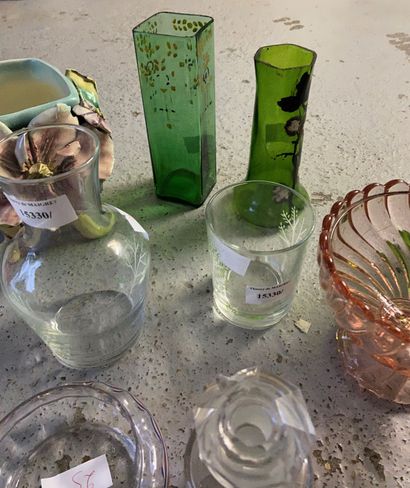 null Lot of glassware, 

A ceramic flowerpot with flower decoration is attached.

(sold...