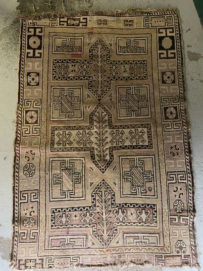 null 
Carpet with geometric decoration on beige background




155 x 103 cm




(sold...