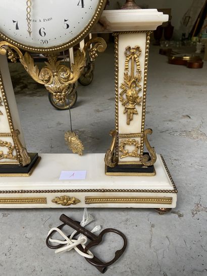 null Black and white marble and ormolu portico clock, circa 1800, dial signed ENGAZ...