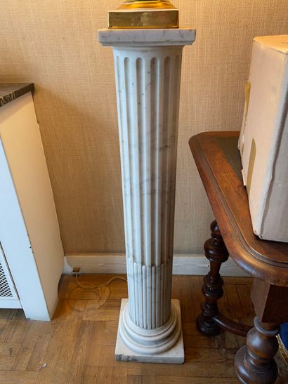 null Column in white veined marble 

Louis XVI style

103 x 24 cm 

(cracks, restorations,...