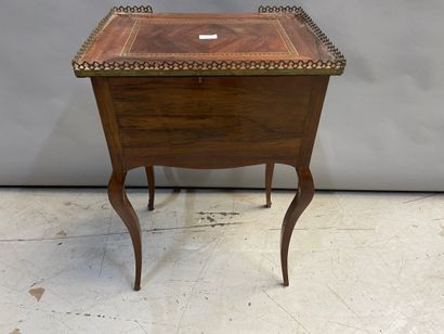 null Petite table deux tiroirs, pieds galbés, style Louis XV

(saut de placage, en...