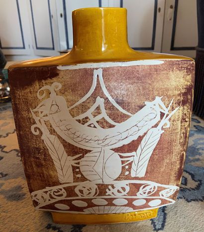 null Vase de forme carré à décor d'oiseau stylisé sur fond moutarde

Signé Portanier,...
