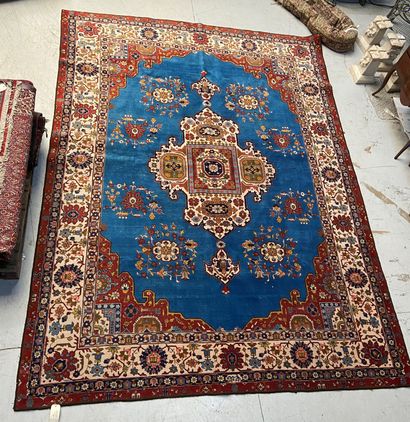 null Tapis à décor de médaillon sur fond bleu et décor de fleurettes

Asie

354 x...