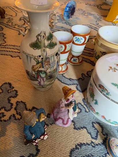 null Batch of various porcelain including : 

Medicis vase, ovoid vase, pot hiding...