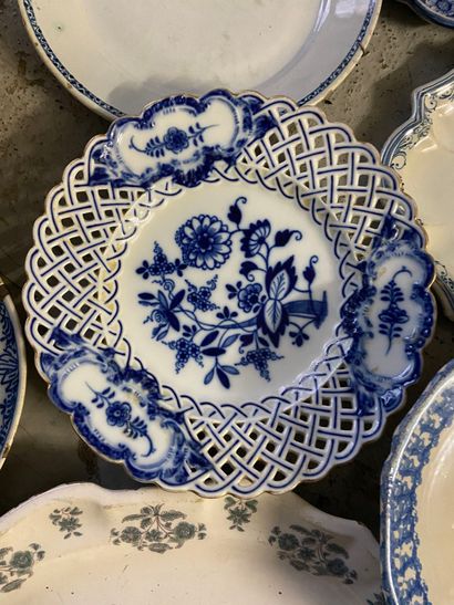 null Lot of about 15 earthenware and porcelain plates with blue-white decoration...