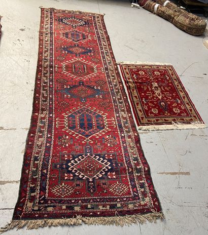 null Ensemble de deux tapis, l'un galerie à décor géométrique, l'autre chinois à...