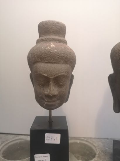 null Deux têtes de bouddha, sculptées en ronde bosse dans le goût des productions...