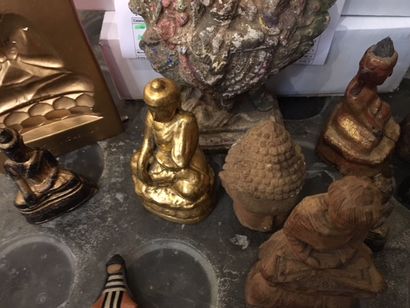 null Lot de 18 groupes sculptés Bouddhas en bois, bronze, terre cuite et divers _x000D_

Accidents._x000D_

lot...