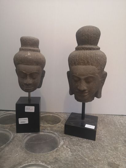 null Deux têtes de bouddha, sculptées en ronde bosse dans le goût des productions...