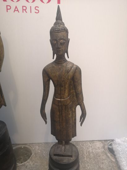 null Deux Bouddha en bois doré dans le style Birman_x000D_

H (sans socle) : 58 et...