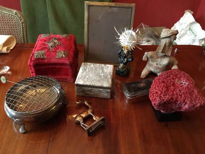 null Lot of trinkets: Photo frame, shell mounted on a nubian bust, red velvet jewelry...