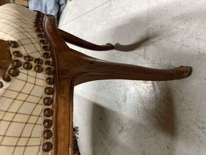 null Paire de fauteuils à dossier cabriolet en bois naturel mouluré et sculpté, accotoirs...