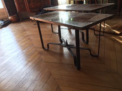 null Deux tables basses en fer forgé, plateau de marbre_x000D_

Haut.: 44 cm x 100...