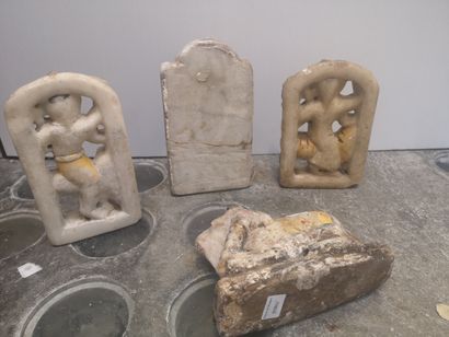null Quatre sculptures en pierre représentant des divinités et un animal, traces...