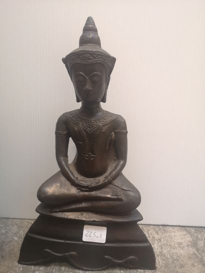 null Trois bouddha assis en bronze à patine brune dans le goût de la Chine_x000D_

H...
