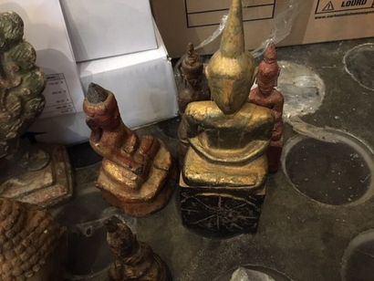 null Lot of 18 carved Buddha groups in wood, bronze, terracotta and various _x000D_.

Accidents...
