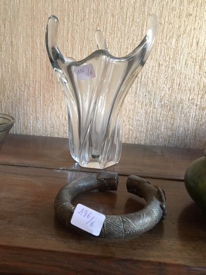 null 
Lot comprenant : vase en cristal, vase en faïence, bracelet dans le style antique,...