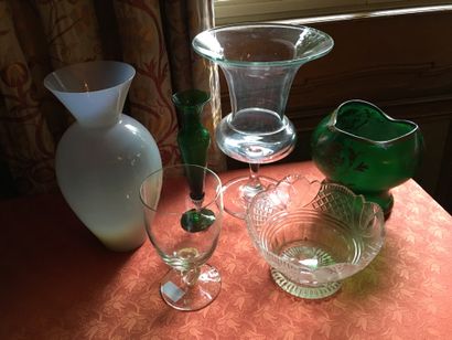 null 
Lot de verrerie : vase Médicis, coupe en verre vert décor en or, vase en opaline,...