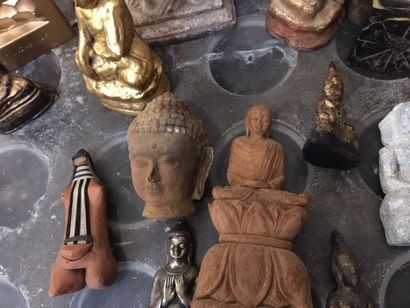 null Lot of 18 carved Buddha groups in wood, bronze, terracotta and various _x000D_.

Accidents...