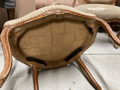 null Paire de fauteuils à dossier cabriolet en bois naturel mouluré et sculpté, accotoirs...